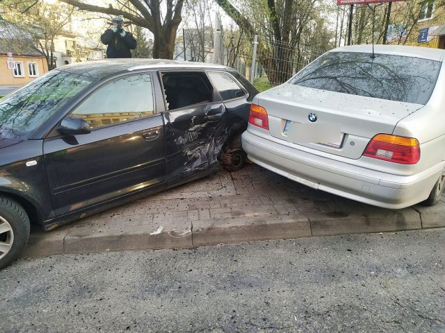 Pijany kierowca BMW stracił panowanie nad pojazdem. Staranował zaparkowane audi (zdjęcia)