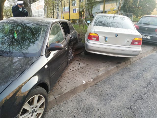 Pijany kierowca BMW stracił panowanie nad pojazdem. Staranował zaparkowane audi (zdjęcia)