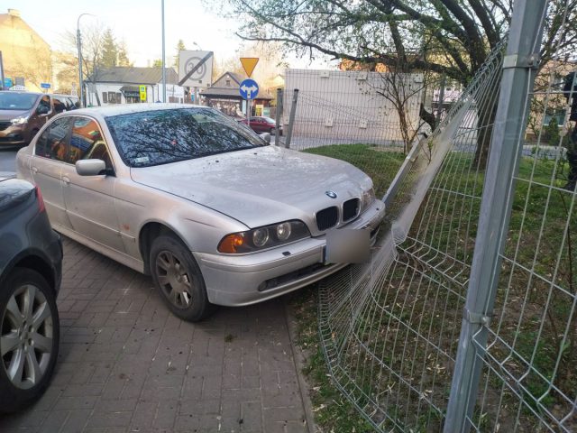 Pijany kierowca BMW stracił panowanie nad pojazdem. Staranował zaparkowane audi (zdjęcia)