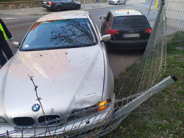 Pijany kierowca BMW stracił panowanie nad pojazdem. Staranował zaparkowane audi (zdjęcia)