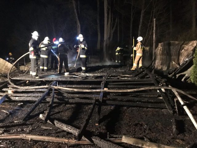 Nocny pożar nad jeziorem. Spłonął domek letniskowy (zdjęcia)