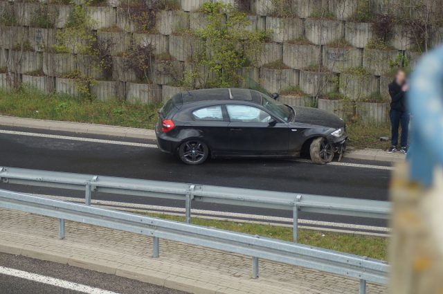 BMW wypadło z zakrętu na wiadukcie. To kolejny taki przypadek w dniu dzisiejszym w tym miejscu (zdjęcia)