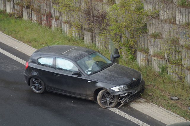 BMW wypadło z zakrętu na wiadukcie. To kolejny taki przypadek w dniu dzisiejszym w tym miejscu (zdjęcia)