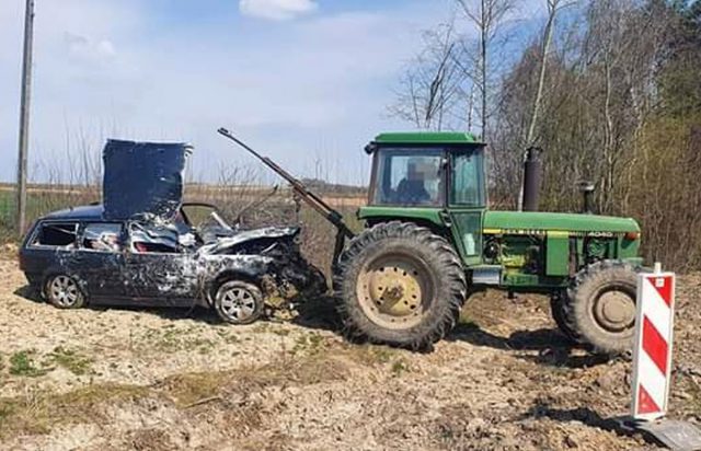 Volkswagen wypadł z drogi i dachował. Kierowca trafił do szpitala (zdjęcia)