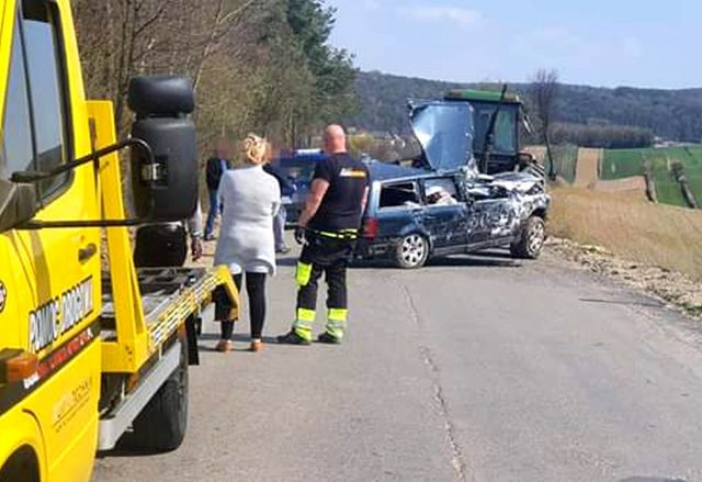 Volkswagen wypadł z drogi i dachował. Kierowca trafił do szpitala (zdjęcia)