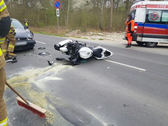 Zderzenie motocyklisty z dwoma samochodami na ul. Osmolickiej (zdjęcia)