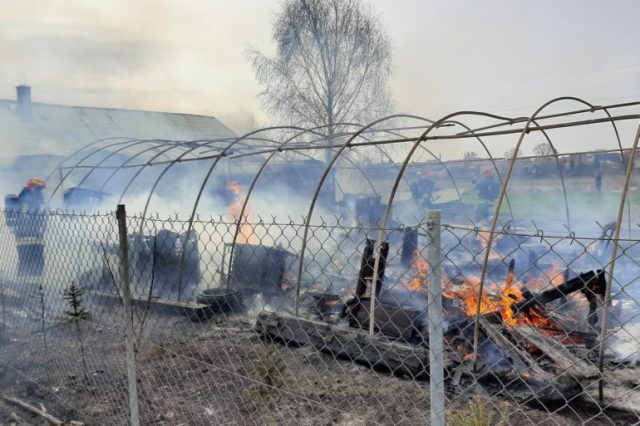400 tys. złotych strat po pożarze warsztatu stolarskiego. Spłonęły meble przeznaczone do renowacji (zdjęcia)