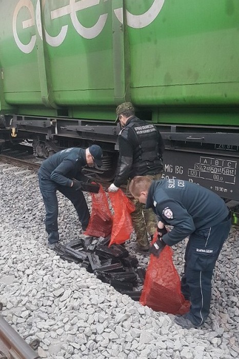Przemyt papierosów pod wagonami pociągu (zdjęcia)