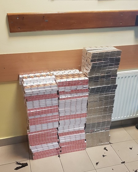 Przemyt papierosów pod wagonami pociągu (zdjęcia)