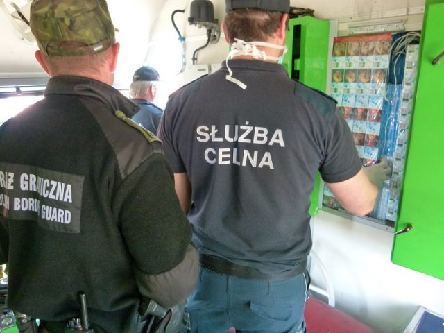 W szafkach w kabinie maszynisty schowane były nielegalne papierosy (zdjęcia)