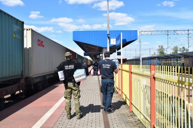 W szafkach w kabinie maszynisty schowane były nielegalne papierosy (zdjęcia)