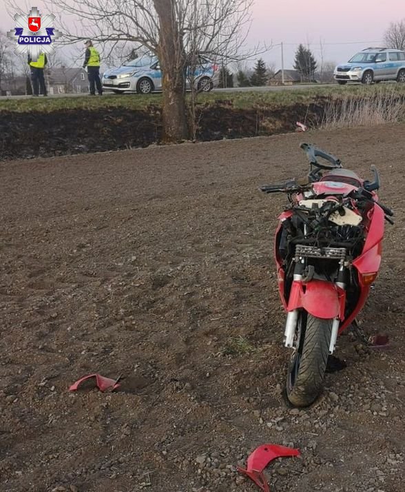Jeden z motocyklistów przejażdżkę zakończył na polu. Drugi nie posiadał uprawnień (zdjęcia)