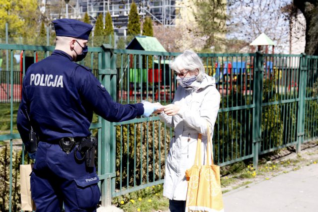 Lubelscy policjanci przekazują maseczki mieszkańcom miasta (zdjęcia)