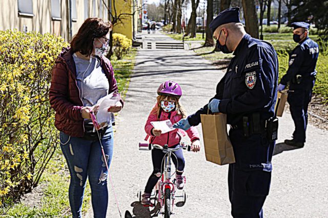 Lubelscy policjanci przekazują maseczki mieszkańcom miasta (zdjęcia)