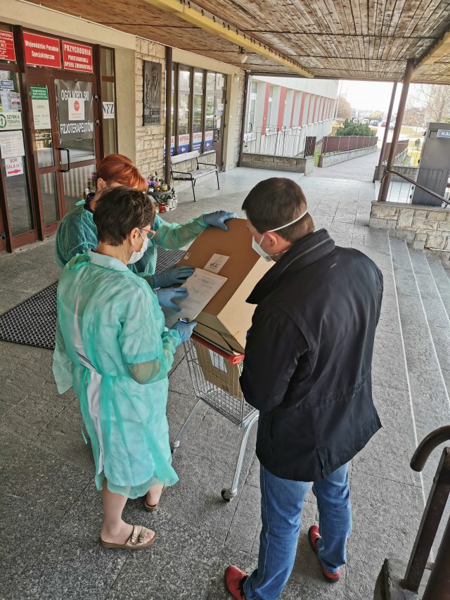 W Lublinie drukują i dostarczają bezpłatne przyłbice dla szpitali i samorządów (zdjęcia, wideo)