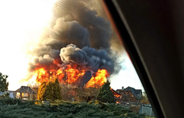 Pół miliona złotych strat po pożarze stolarni w Rozkopaczewie (zdjęcia)