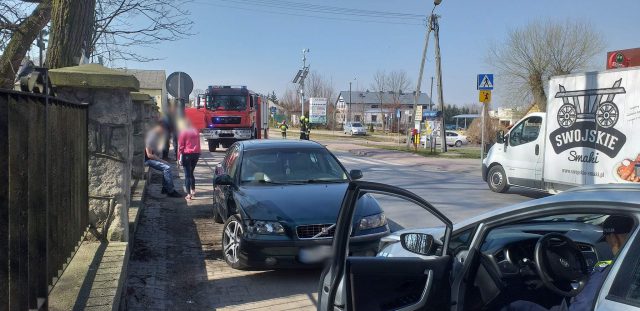 Jedna osoba poszkodowana w zderzeniu dwóch pojazdów w Krasieninie (zdjęcia)