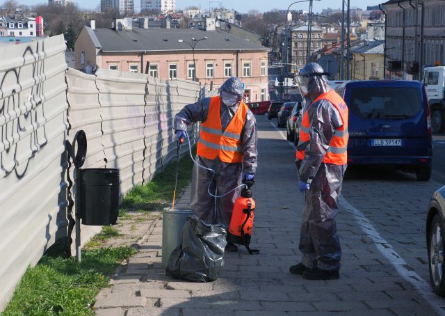 Trwa odkażanie wyposażenia ulic w Lublinie (zdjęcia)