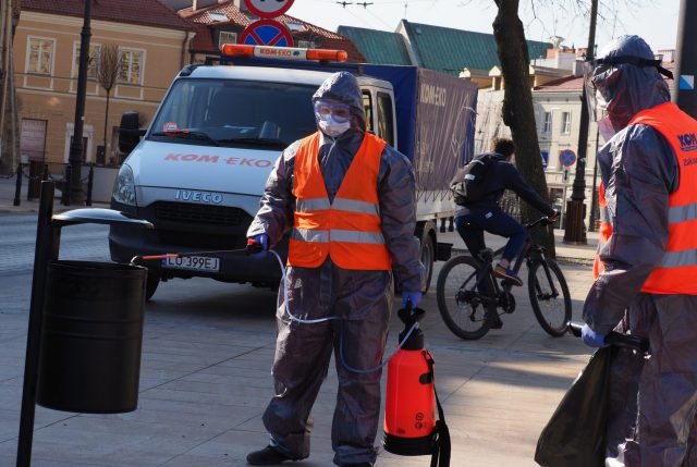 Trwa odkażanie wyposażenia ulic w Lublinie (zdjęcia)