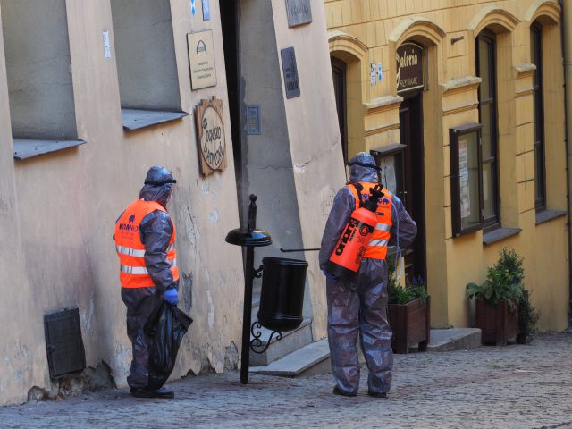 Trwa odkażanie wyposażenia ulic w Lublinie (zdjęcia)