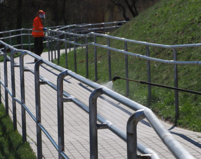 Trwa odkażanie wyposażenia ulic w Lublinie (zdjęcia)