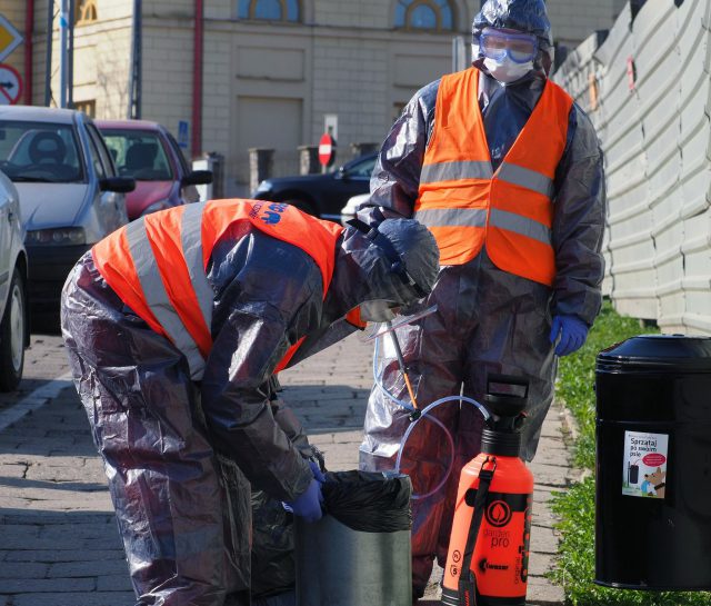 Trwa odkażanie wyposażenia ulic w Lublinie (zdjęcia)