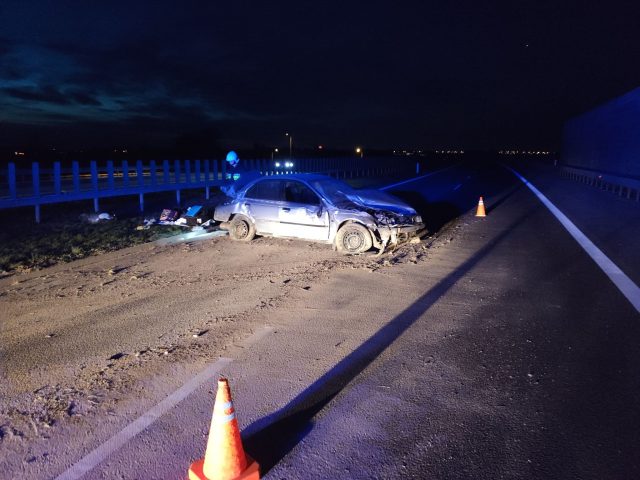 Groźnie wyglądające zdarzenia drogowe na S17. Pojazdem osobowym uderzył w barierę energochłonną (zdjęcia)