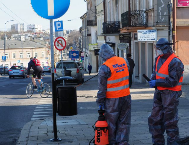 Trwa odkażanie wyposażenia ulic w Lublinie (zdjęcia)
