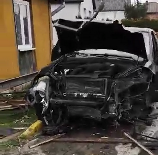Wypadł BMW z drogi, staranował płoty i uderzył w dom (zdjęcia)