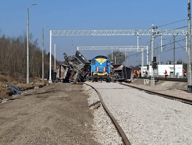 Ponad 6 mln zł strat po wykolejeniu pociągu w Kozubszczyźnie. Na miejscu pracuje specjalna komisja (wideo, zdjęcia)