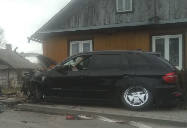 Wypadł BMW z drogi, staranował płoty i uderzył w dom (zdjęcia)