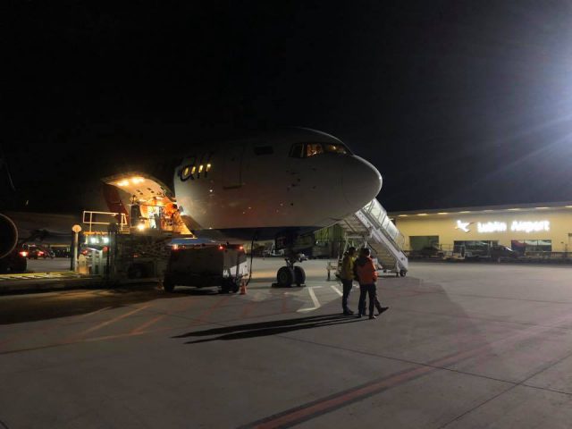 Nocne lądowanie na świdnickim lotnisku. Boeing 767 przyleciał ze sprzętem medycznym (zdjęcia)