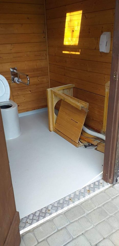 Zdewastowana toaleta w Poleskim Parku Narodowym (zdjęcia)