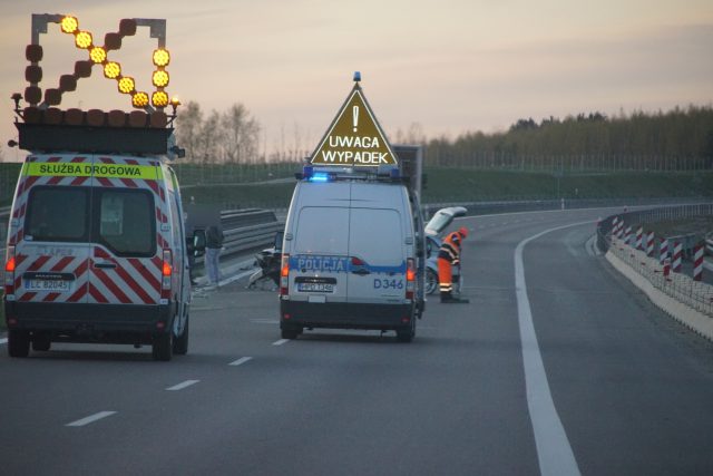 Zderzenie audi z ciężarówką na obwodnicy Lublina. Zablokowane są dwa pasy ruchu (zdjęcia)