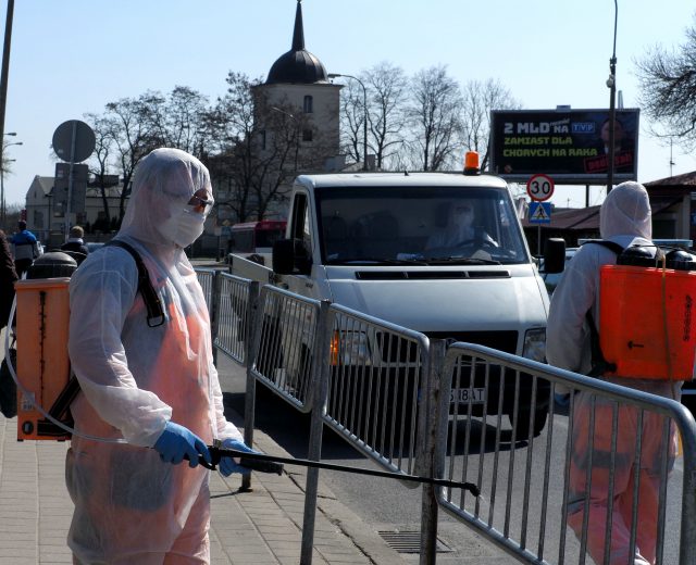 Trwa odkażanie wyposażenia ulic w Lublinie (zdjęcia)