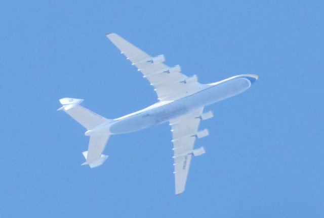 Największy samolot transportowy świata An-225 Mrija nad Lublinem (wideo, zdjęcia)