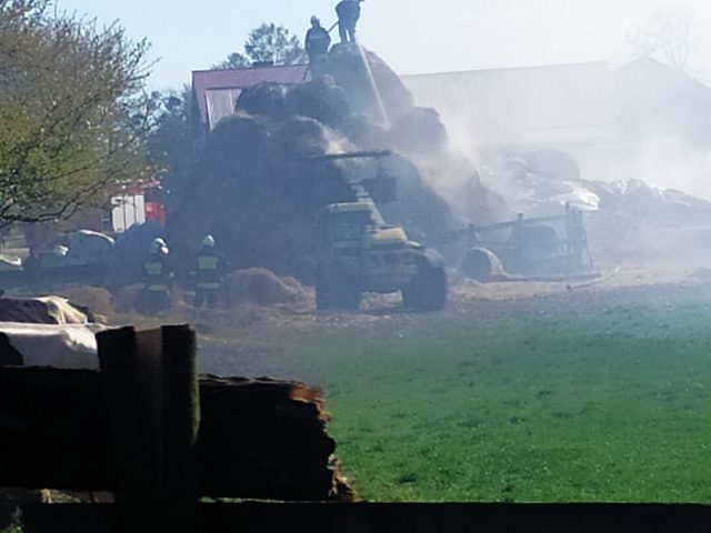 Strażacy walczyli z dużym pożarem stert słomy (zdjęcia)