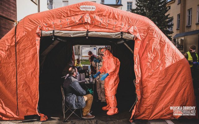 Żołnierze WOT pobiorą wymazy na obecność COVID-19 od pracowników DPS-ów