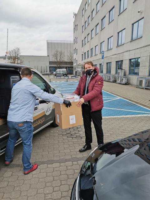W Lublinie drukują i dostarczają bezpłatne przyłbice dla szpitali i samorządów (zdjęcia, wideo)
