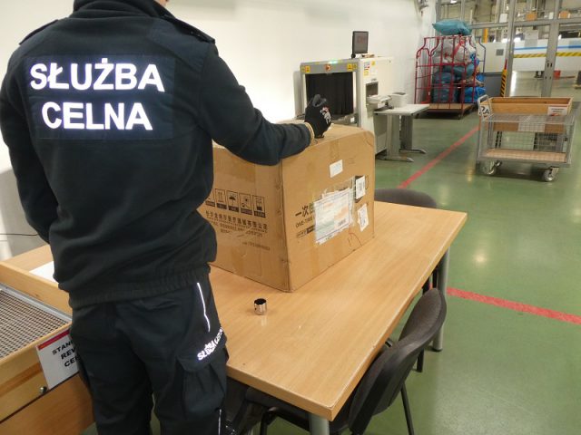 Celnicy priorytetowo traktują przesyłki z maseczkami (zdjęcia)