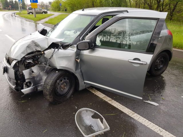 Na zakręcie wpadła w poślizg. Suzuki uderzyło w słup latarni (zdjęcia)