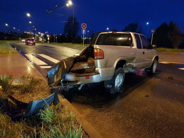 Zderzenie chevroleta z oplem na rondzie. Jedno z aut uderzyło jeszcze w słup (zdjęcia)