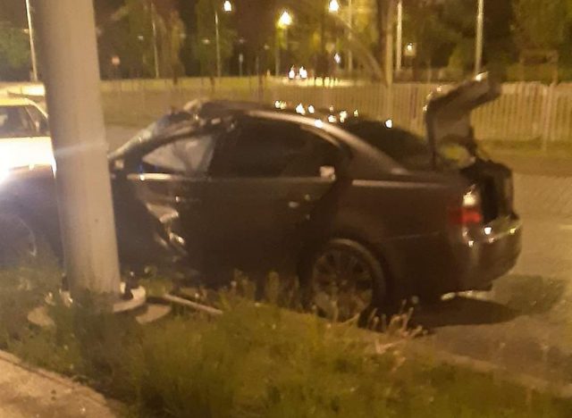 BMW uderzyło bokiem w słup latarni. Na miejscu pracują policjanci (zdjęcia)