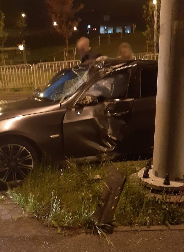 BMW uderzyło bokiem w słup latarni. Na miejscu pracują policjanci (zdjęcia)