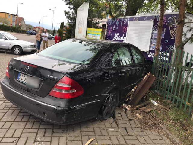 Pojechał na Mazury, uciekał przed policją. Jazdę zakończył uderzając w budkę z lodami (zdjęcia)