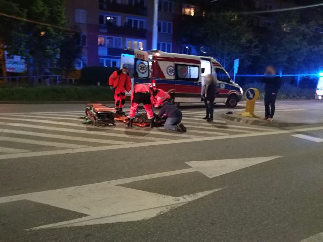 Mężczyzna został potrącony przez fiata na przejściu dla pieszych. Ciężko ranny trafił do szpitala (zdjęcia)