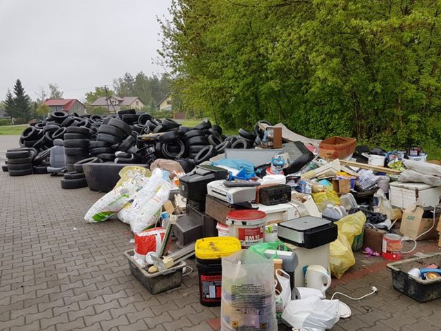 Gmina ogłosiła zbiórkę elektroodpadów i opon. Mieszkańcy zapełnili parking częściami samochodowymi (zdjęcia)