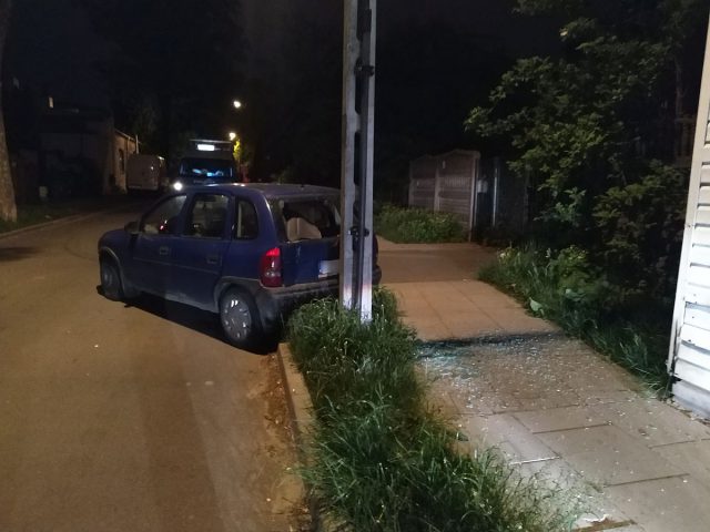 Na widok radiowozu wyskoczyli z samochodu. Opel uderzył w latarnię (zdjęcia)