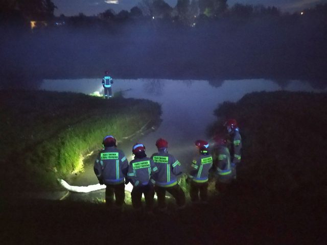 Bystrzyca zanieczyszczona nieznaną substancją. Strażacy ustawili specjalną zaporę (zdjęcia)