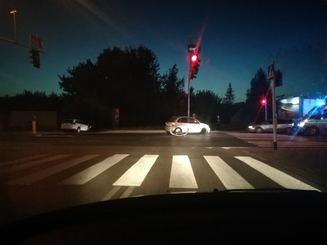 Pomimo czerwonego światła, wjechała na skrzyżowanie. Zderzyła się z oplem (zdjęcia)